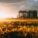 Niezależność off-grid: jak zaprojektować system do kampera lub na działkę?