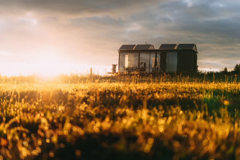 Niezależność off-grid: jak zaprojektować system do kampera lub na działkę?