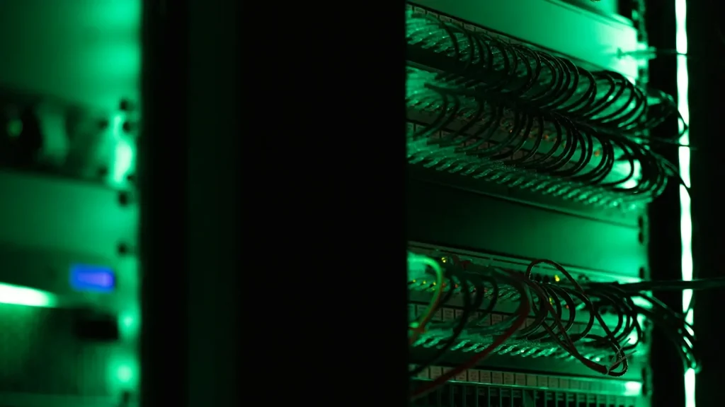 Backup serwerowni i biura: jak zabezpieczyć firmę przed przerwą w dostawie prądu?