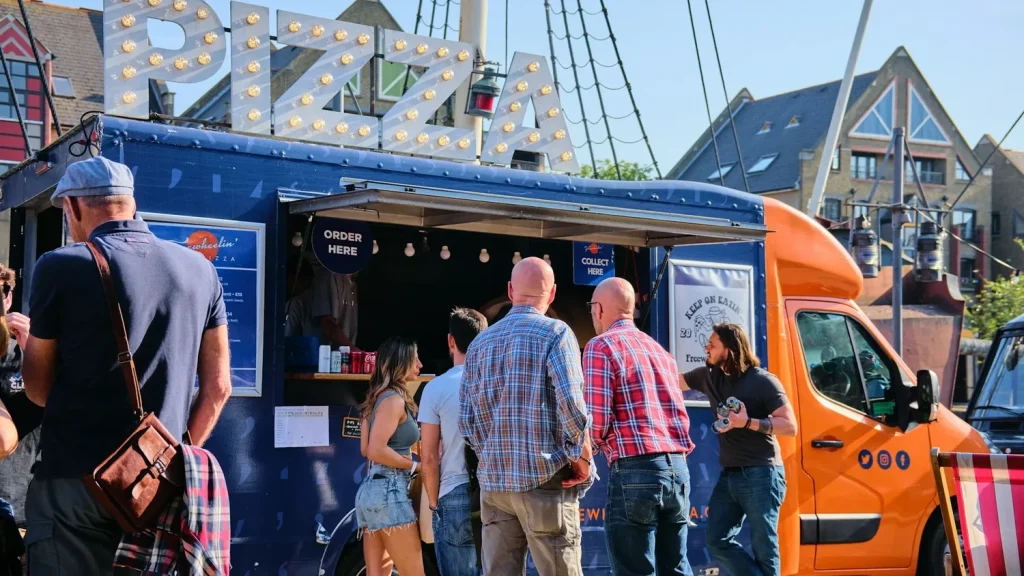 EnergyDock - aktualność: Food trucki i eventy plenerowe przed sezonem 2026: mobilna energia bez agregatu jako koszt operacyjny