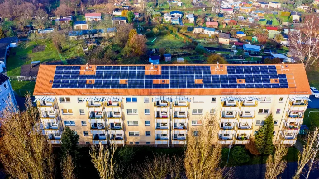 Grant OZE dla budynków wielorodzinnych: Jak sfinansować PV w bloku?