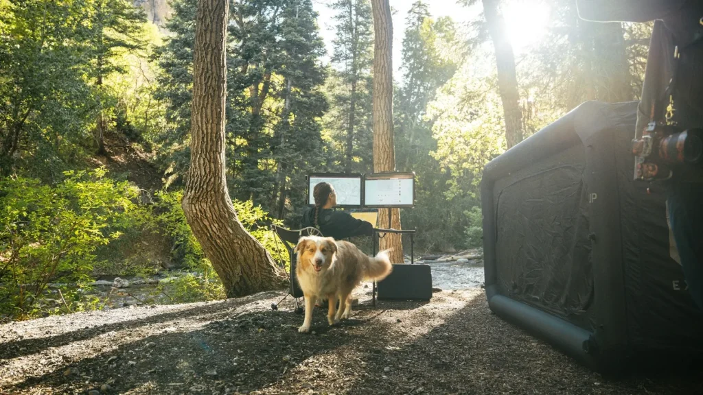 Praca zdalna poza domem 2026: laptop, router LTE i Starlink zmieniają wymagania wobec mobilnego zasilania
