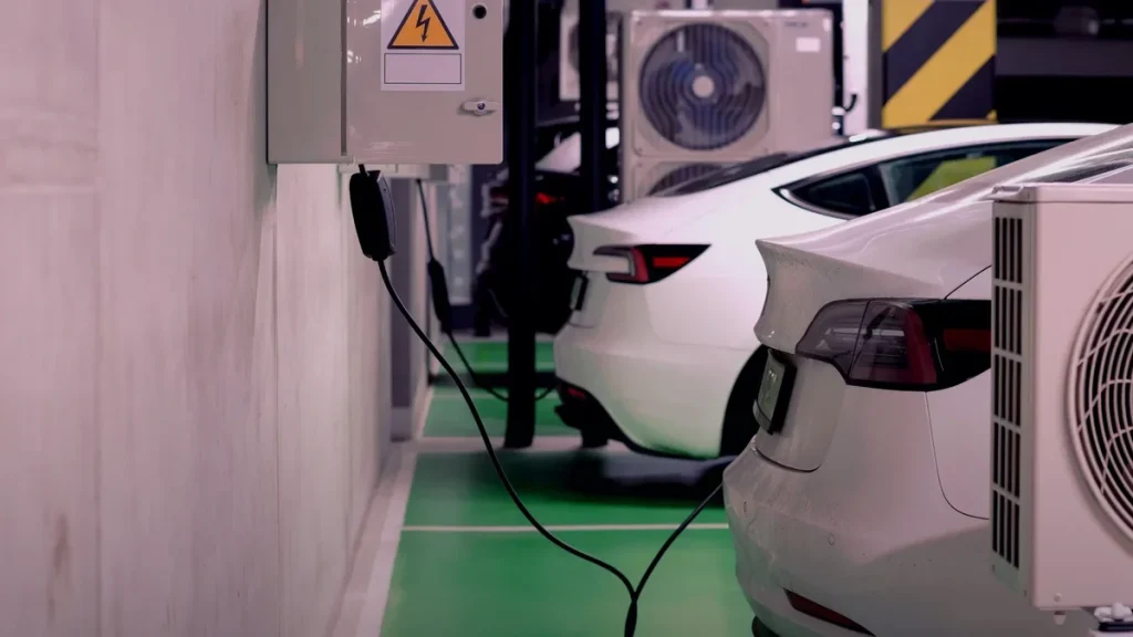 Ładowarka podłączona do samochodu elektrycznego w garażu
