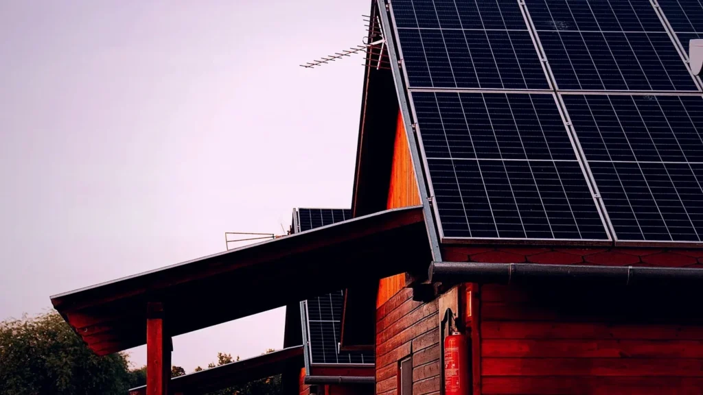 Dom jednorodzinny z instalacją fotowoltaiczną na dachu - dobór pojemności magazynu energii do mocy fotowoltaiki
