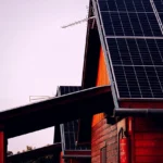 Dom jednorodzinny z instalacją fotowoltaiczną na dachu — dobór pojemności magazynu energii do mocy fotowoltaiki