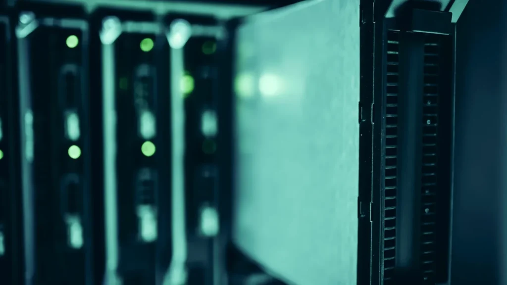 Serwerownia z szafami rack — magazyn energii dla firmy jako zasilanie awaryjne i optymalizacja kosztów mocy