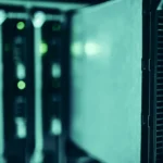 Serwerownia z szafami rack — magazyn energii dla firmy jako zasilanie awaryjne i optymalizacja kosztów mocy