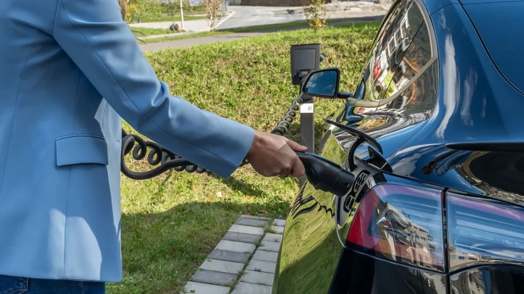 Podłączanie kabla ładowarki do samochodu elektrycznego w domu — dobór ładowarki EV 11 czy 22 kW