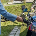 Podłączanie kabla ładowarki do samochodu elektrycznego w domu — dobór ładowarki EV 11 czy 22 kW
