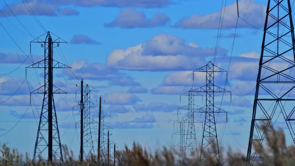 Słupy i linie energetyczne na tle nieba — zgłoszenie magazynu energii do OSD i zasada 2,2x mocy mikroinstalacji