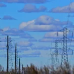 Słupy i linie energetyczne na tle nieba — zgłoszenie magazynu energii do OSD i zasada 2,2x mocy mikroinstalacji