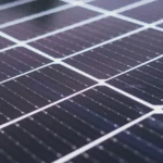 Profil dobowy cen RCE w sierpniu 2026 r. — dolina w południe i wieczorny szczyt na wykresie