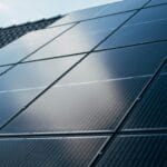 Panele fotowoltaiczne w słoneczne weekendowe popołudnie - ilustracja do artykułu o ujemnych cenach energii