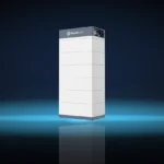 Zestaw magazynu energii Solis S6 z baterią Pylontech Force H3 — wieża modułów w pomieszczeniu technicznym domu