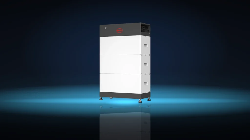 Wieża magazynu energii BYD Battery-Box Premium HVS obok falownika hybrydowego na ścianie pomieszczenia technicznego
