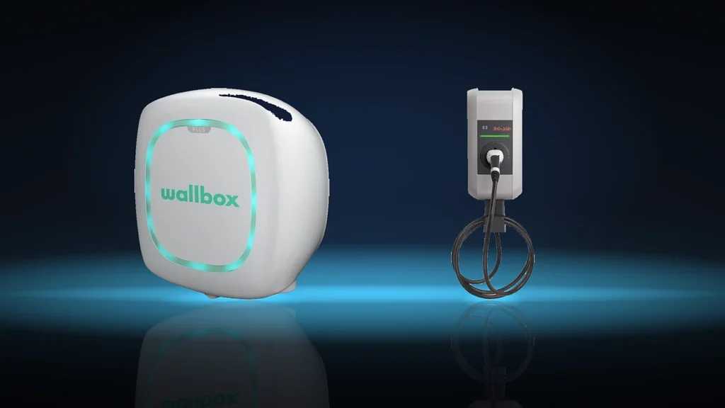 Porównanie wallboxów 22 kW: Easee Home, go-e Charger Gemini i Wallbox Pulsar Plus zamontowane na ścianie garażu