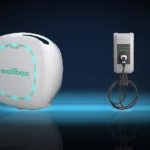 Porównanie wallboxów 22 kW: Easee Home, go-e Charger Gemini i Wallbox Pulsar Plus zamontowane na ścianie garażu