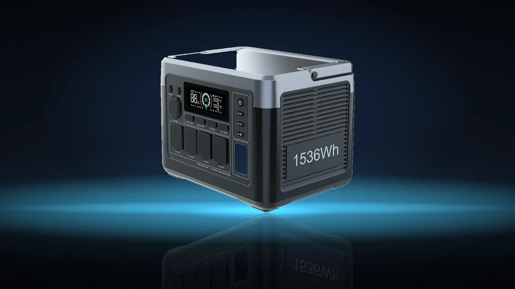 Przenośna stacja zasilania OUKITEL P1500 Plus (wariant P1500E Plus) na ciemnym tle studyjnym - 1536 Wh, 4 gniazda AC