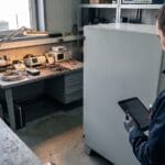 Inżynier sprawdzający magazyn energii w laboratorium testowym