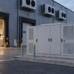 Magazyn energii przy chłodni z oświetloną rampą i instalacją chłodniczą