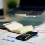 Magazyn energii w kosztach firmy — amortyzacja, odliczenie VAT i porównanie leasingu operacyjnego z finansowym