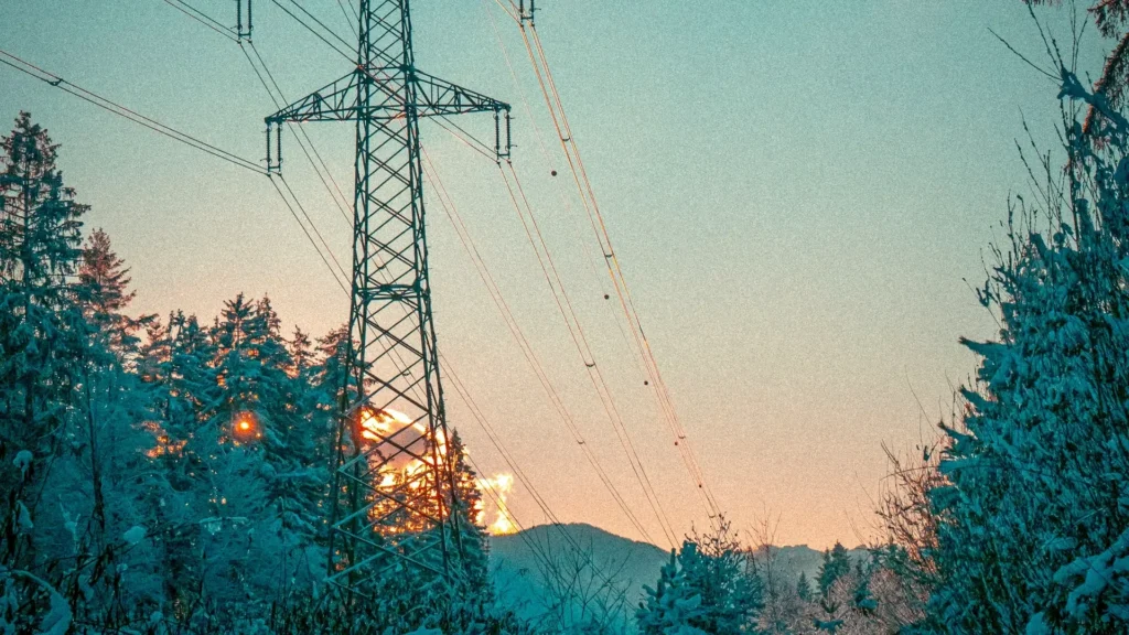 Magazyn energii w pomieszczeniu technicznym domu jesienią - ilustracja do artykułu o przeglądzie przed zimą