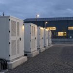 Klaster przemysłowych magazynów energii w uporządkowanych rzędach przy fabryce