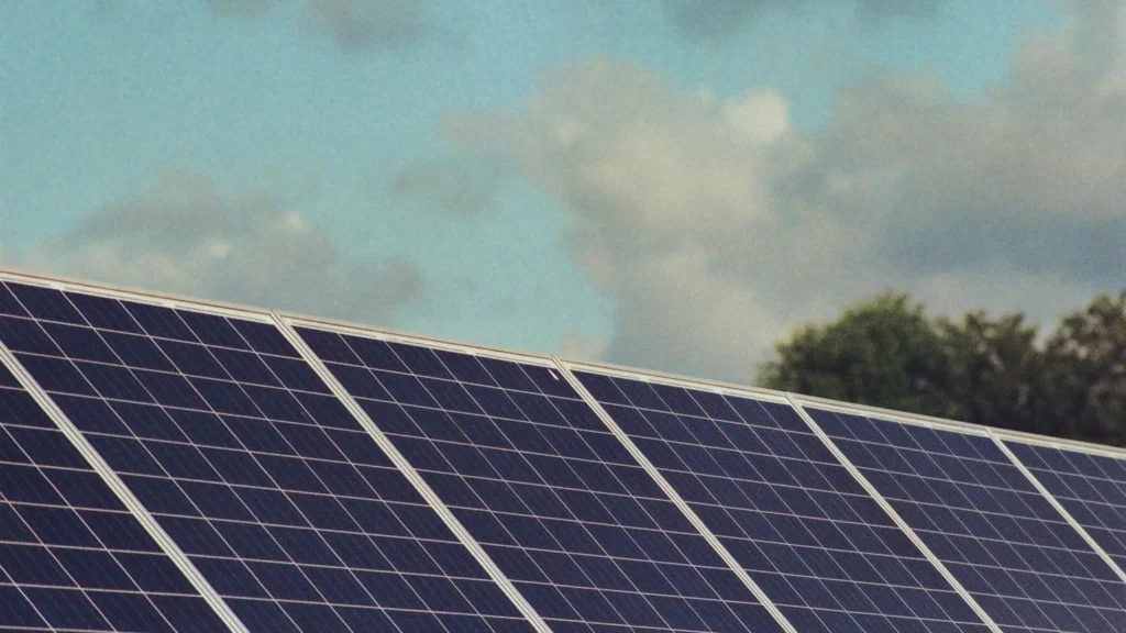 Panele fotowoltaiczne na dachu domu jednorodzinnego w słoneczne południe bez magazynu energii