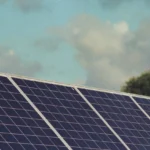 Panele fotowoltaiczne na dachu domu jednorodzinnego w słoneczne południe bez magazynu energii