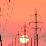 Linie energetyczne o zachodzie słońca - ilustracja do miesięcznego podsumowania rynku energii za wrzesień 2026