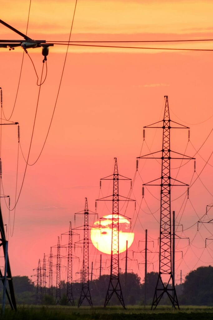 Linie energetyczne o zachodzie słońca - ilustracja do miesięcznego podsumowania rynku energii za wrzesień 2026