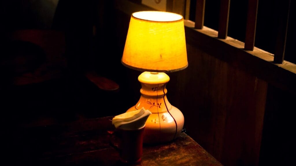 Lampa świecąca w ciemnym pokoju - zasilanie awaryjne domu podczas przerwy w dostawie prądu