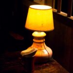Lampa świecąca w ciemnym pokoju - zasilanie awaryjne domu podczas przerwy w dostawie prądu
